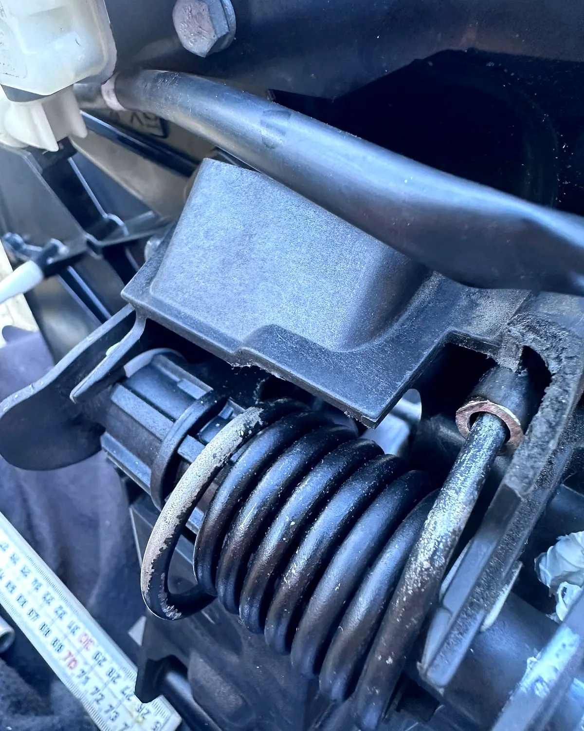 Het veermechanisme van dichtbij